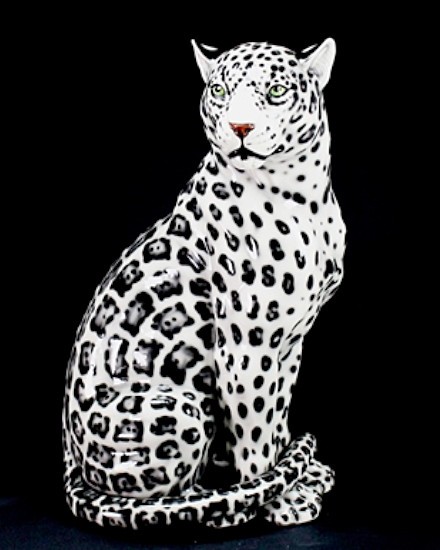 Jaguar noir blanc bouche fermée